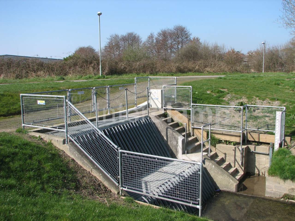 Interclamp guardrail around culvert with mesh panel infill